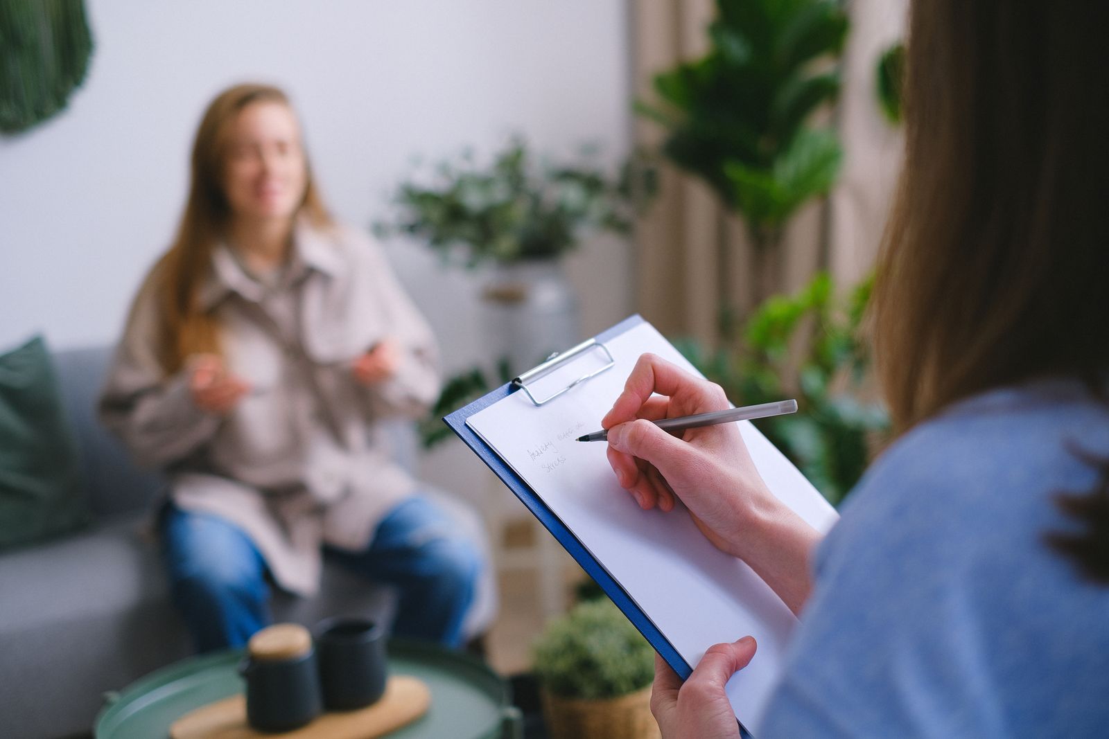 Professionals in overleg over de behandeling van een jongere